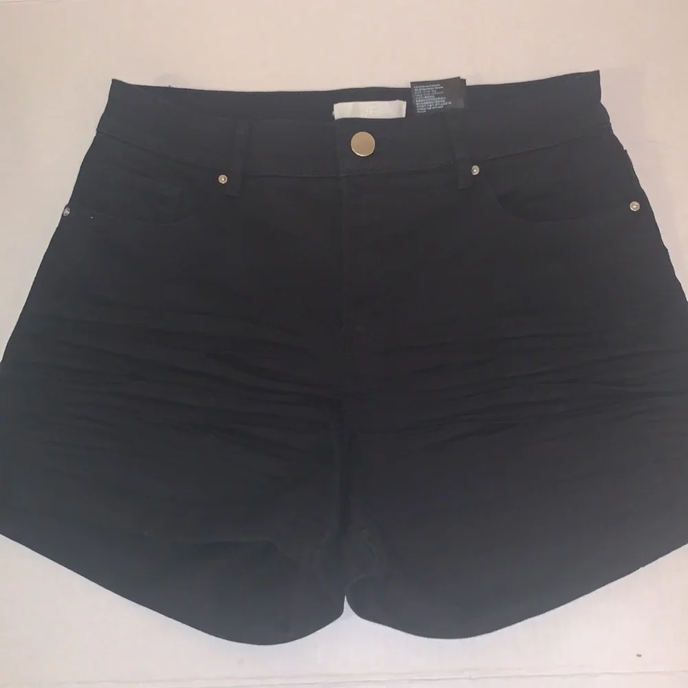 H&M high waisted black cuffed shorts - Picture 3 of 6